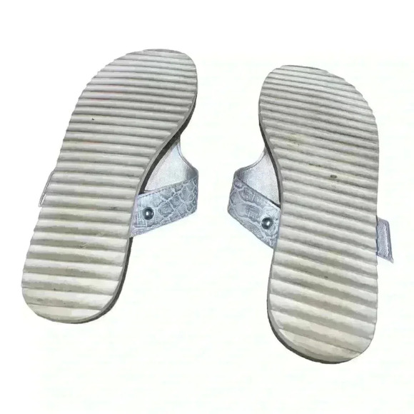 Women’s Kenneth Cole Reaction Silver Snakeskin Thong Sandal - Picture 4 of 4